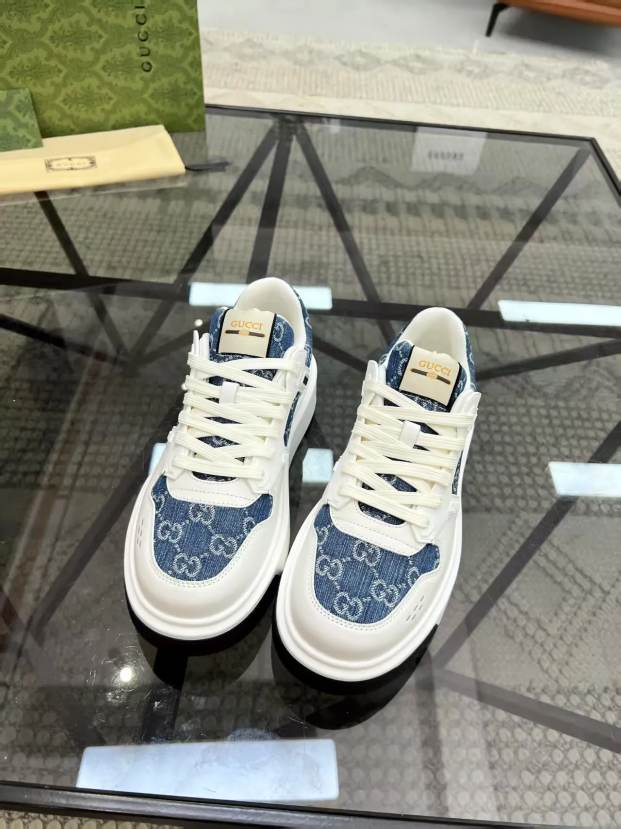 P440 new men's shoes GUCCI [Lightning] latest shoes are shipped. Original quality, fashionable, made of special materials, sheepskin lining, brand new packaging. The foot feels super comfortable and the workmanship is impeccable. Size: 38-45